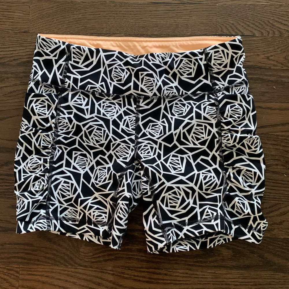Lululemon black and white bike shorts Sz 8
